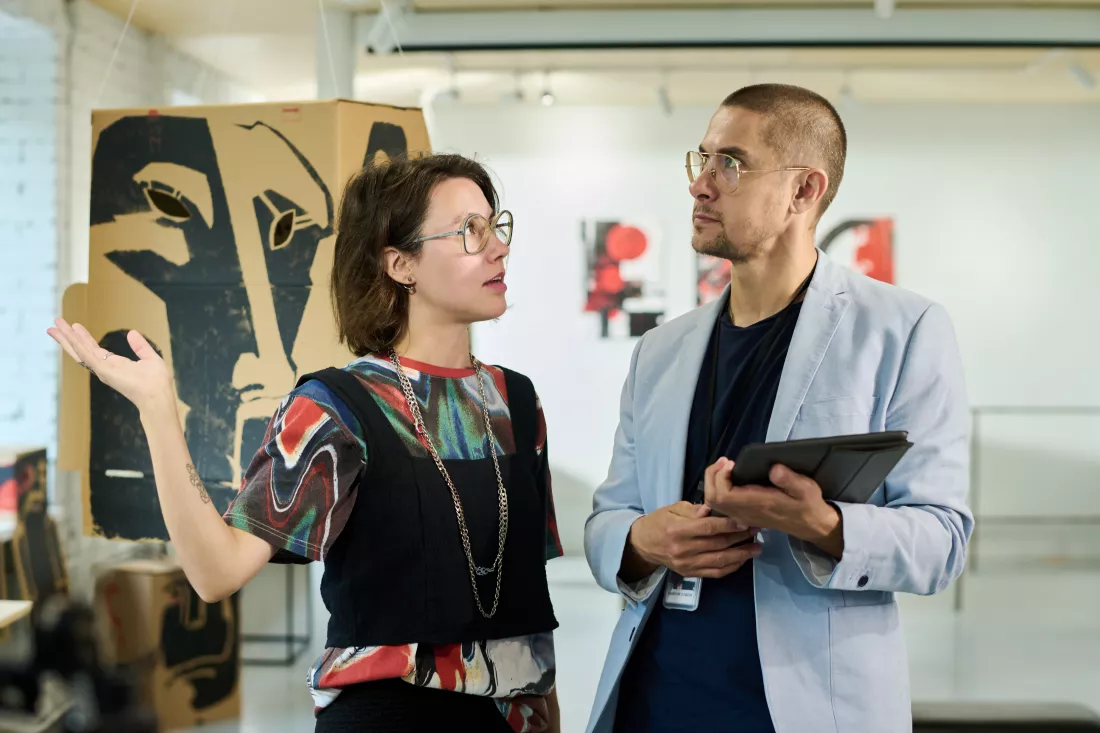 discussing-arrangement-artworks