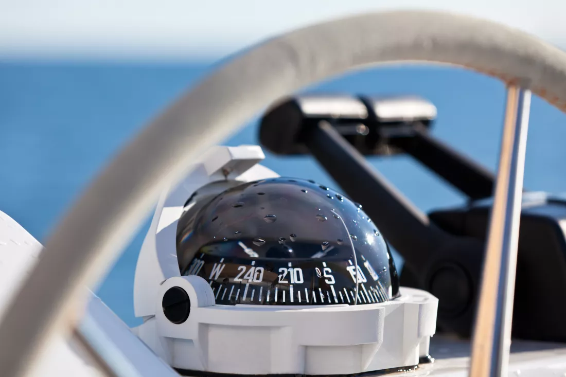 sailing-yacht-control-wheel