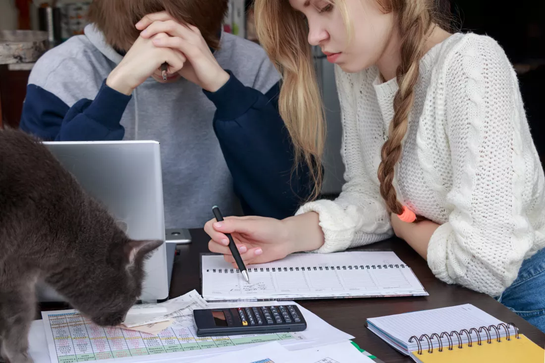 friends-studying-desk