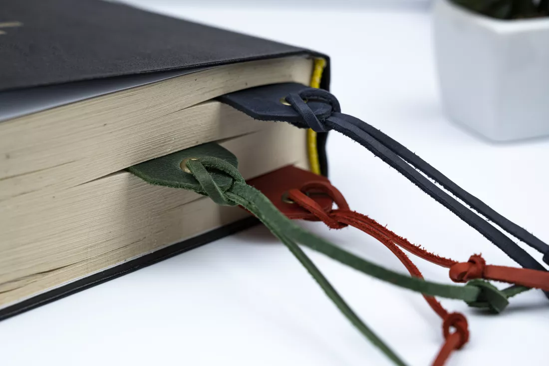 leave-bookmark-book-reading