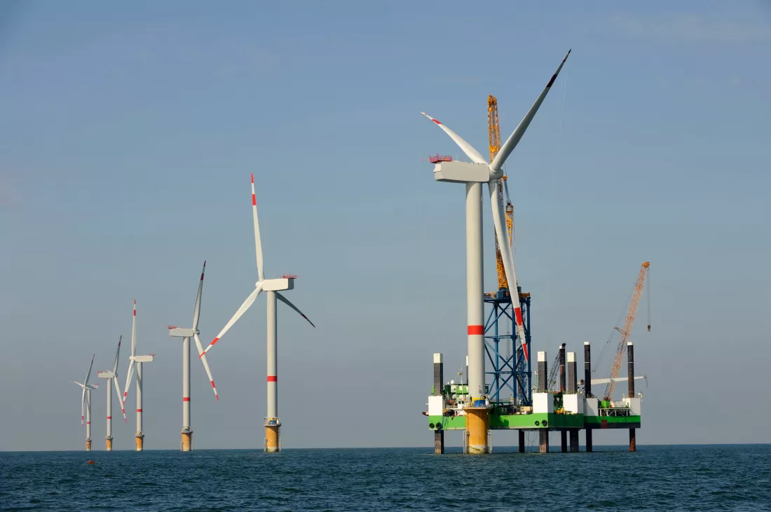 wind-turbines-sea-against-clear-sky